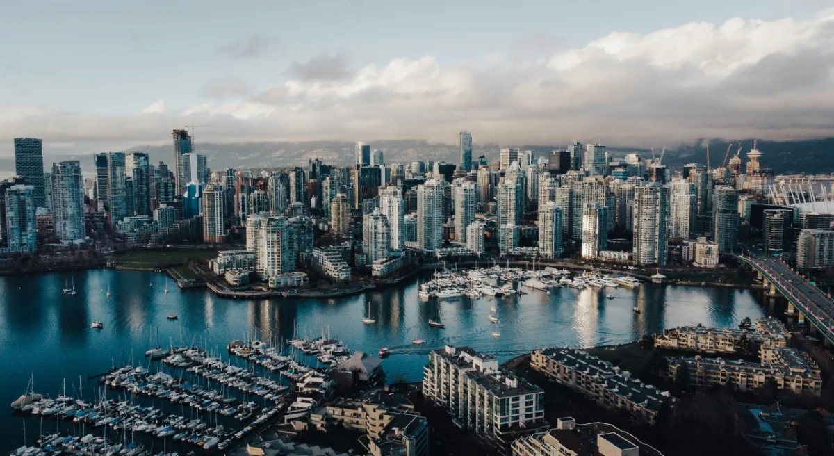 Port de Vancouver et montagnes